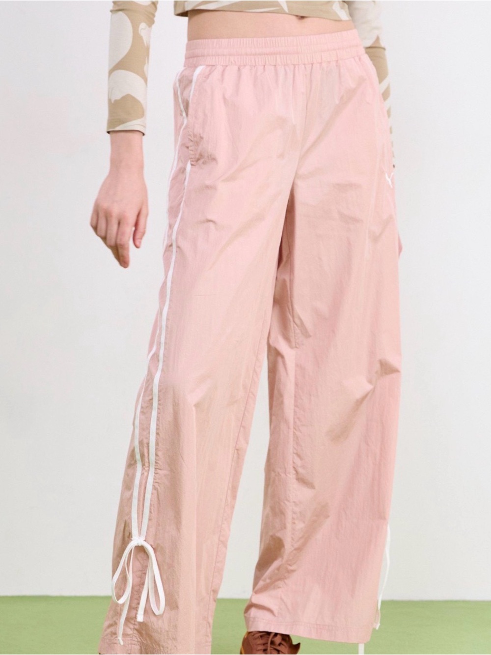 PUMA Modern Delight Trackpants in Rose Quartz. Size XS